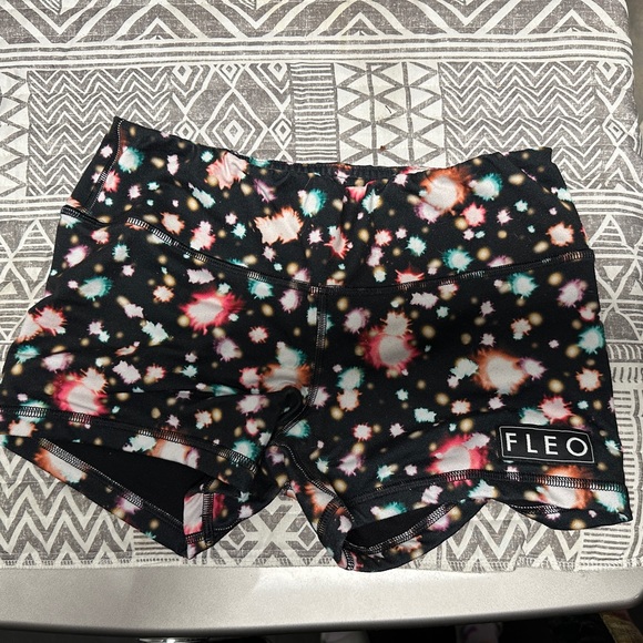 2-pack Fleo 3.25 Shorts, Size Medium - Picture 6 of 7